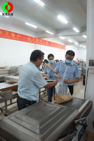 東莞客戶一行考察我司生產(chǎn)工廠，測試購買真空包裝機(jī)！